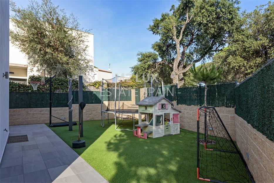 Вилла в Сан-Фелиу-де-Гишольс 523 м2 №VL211013D3B2  - Продажа - 43 large