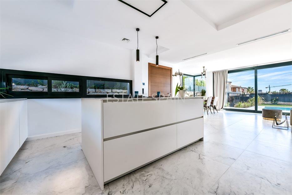 Вилла в Урбанизации Сьерра-Кортина 300 м2 №VL203353631  - Продажа - 14 large