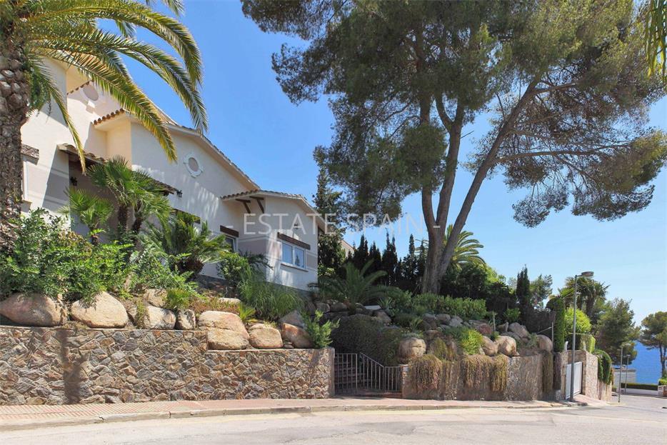 Шале в Бланесе 340 м2 №TAU18312CE3  - Продажа - 1 large