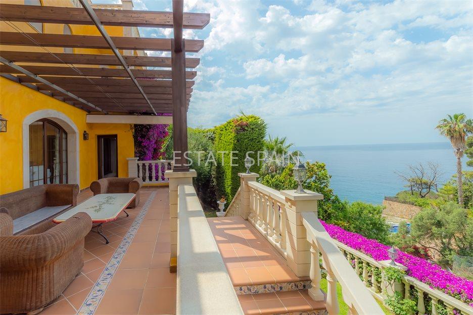 Особняк в Ллорет-де-Маре 402 м2 №VL23620F2F3E  - Продажа - 1 large