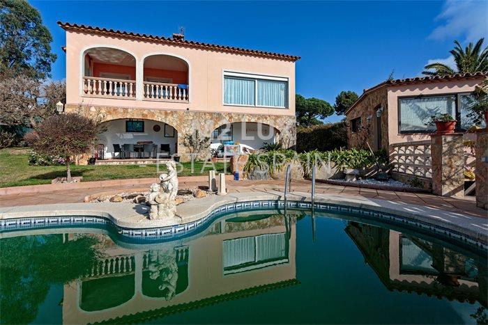 Вилла в Сан-Фелиу-де-Гишольс 313 м2 №VL21226F75AE  - Продажа - 38 preview