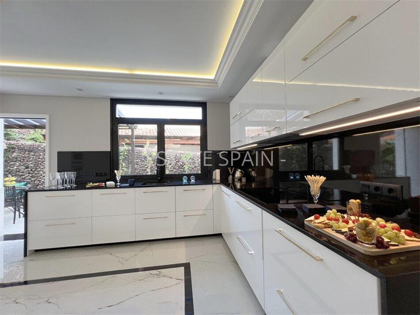 Вилла в Коста-Адехе 350 м2 №VL25121683076  - Продажа - 34 large