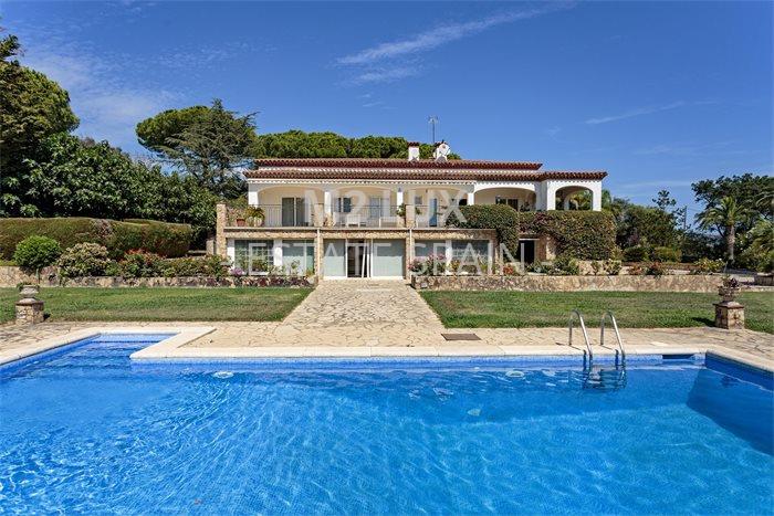 Вилла в Сан-Фелиу-де-Гишольс 538 м2 №VL24912DE96F  - Продажа - 1 preview