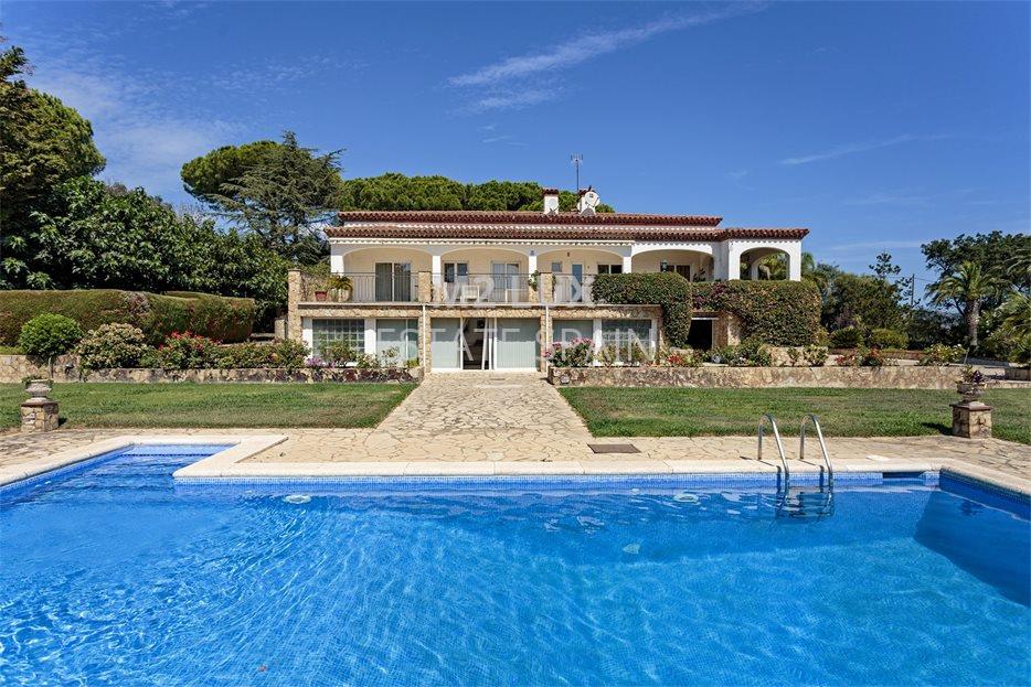 Вилла в Сан-Фелиу-де-Гишольс 538 м2 №VL24912DE96F  - Продажа - 1 large